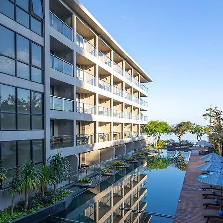 Golden Tulip Pattaya Beachfront Resort Екстер'єр фото The hotel's pool