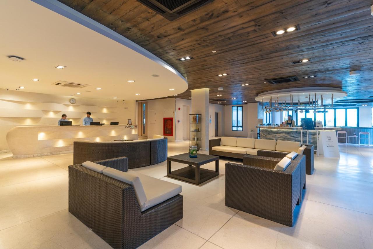 Golden Tulip Pattaya Beachfront Resort Екстер'єр фото The lounge at the airport